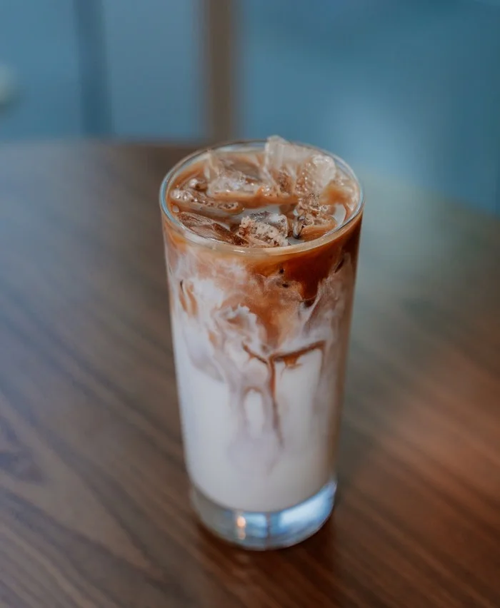 iced latte cafe con leche hielo